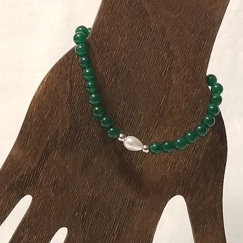 Green Agate Stretch Bracelet with Teardrop Pearl Green Agate Stretch Bracelet with Teardrop Pearl